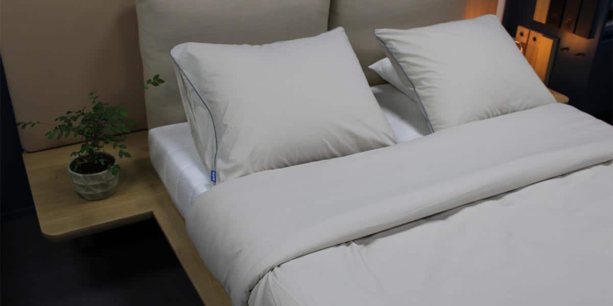 grijs dekbedovertrek geplaatst op bed
